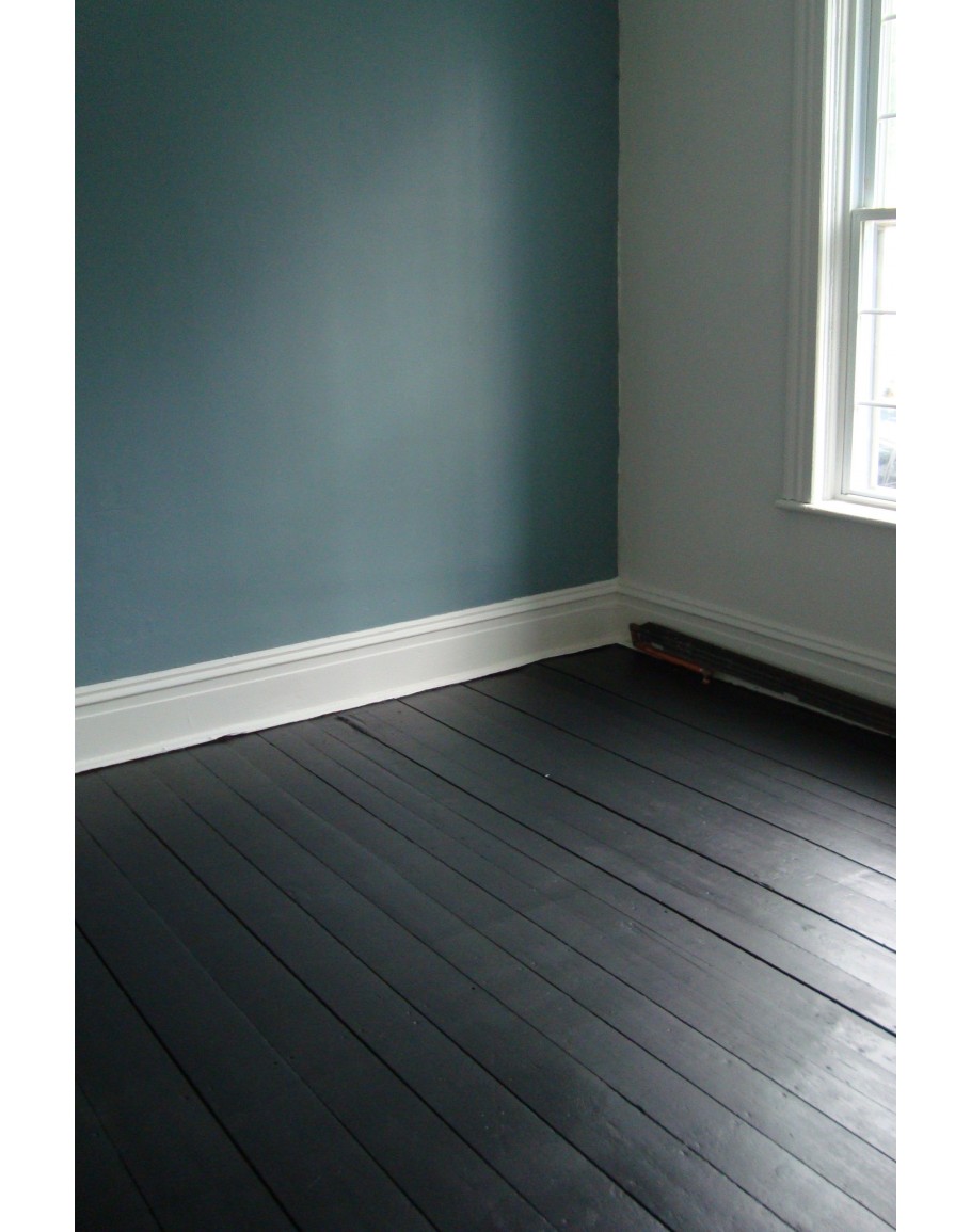 Серый крашеный деревянный пол